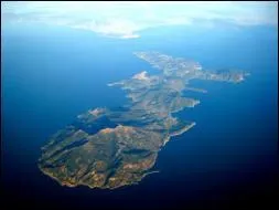 Prs de quelle grande le le lieu d'exil de Napolon se situe-t-il ?