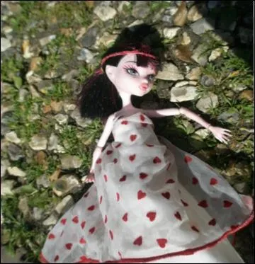 Que doit voir Draculaura pour s'vanouir ?