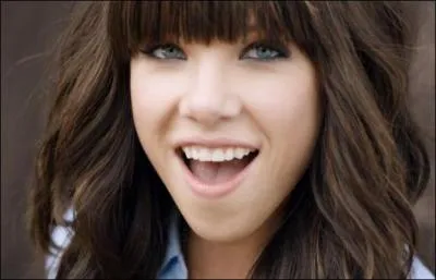 Dans son clip Call Me Maybe, que ne fait pas Carly Rae Jepsen ?