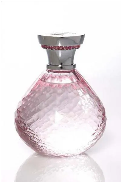 Ce parfum s'appelle  Dazzle  et a t cr par...