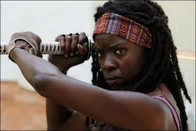 Comment se nomme la femme portant un sabre et qui sauve Andra ?