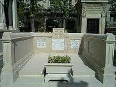 Polytechnicien du corps des Ponts et Chausses, n en 1827, je deviens directeur du dpartement des travaux de la ville de Paris. Aprs avoir propos plusieurs ides pour la cration d'un systme de transport par chemin de fer mtropolitain, je travaille avec Fulgence Bienvene sur la construction du mtro de Paris ouvert en 1900. Je m'teins le 12 novembre 1906 et suis inhum dans la division n2