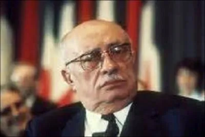 N en 1896, politicien, je suis l'un des principaux dirigeant du Parti communiste. Rsistant, je reste plus de 35 ans dans l'quipe dirigeante. Dput de 1926-1932, 1936-1940 et de 1945-1958 puis snateur de 1959  1975, j'obtiens aux lgislatives de 1969 21, 27%. Je dcde d'une congestion pulmonaire  mon domicile de Montreuil (Seine-Saint-Denis) en 1975 et repose dans la division n97, je suis :