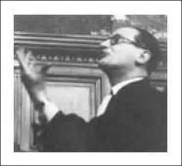 N  Paris le 20 octobre 1902, je suis un des avocats les plus renomms du XXe sicle. Dfendant entre-autres Magda Fontanges, ancienne matresse de Mussolini en 1937, Marcel Petiot, tueur en srie durant la Seconde Guerre mondiale, l'Affaire Ben Barka ou Georges Pompidou dans l'affaire Mercury. Je disparais le 22 dcembre 1975  Neuilly-sur-Seine et repose dans la division n79, je me nomme :