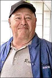 Comment s'appelle le coach (de basket) ?