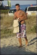 Quel est le tatouage qu'il a sur son avant-bras droit ?