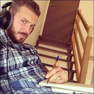 L'automne prochain, il va sortir un nouvel album, suivi d'une tourne. Ce sera son album n...