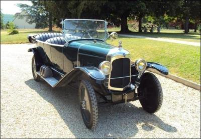 Voici la seule voiture acquise par mon grand-père en 1937 qui a roulé... jusqu'en 1961 : c'est une Citroën qui porte un nom de bataille navale !