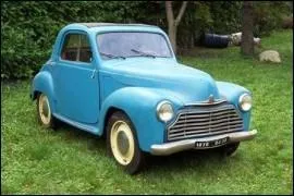 Mon autre grand-père, lui, m'a fait tenir le volant de sa drôle de voiture, une réplique de la "Topolino" : j'avais 5 ans !