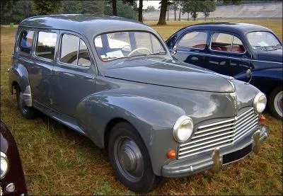 Toujours dans les sixties, un mien cousin, agriculteur de son état, faisait vrombir son "corbillard" dans les rues du village...