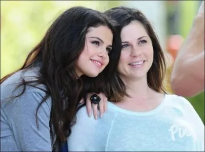 Comment s'appelle sa mre ?