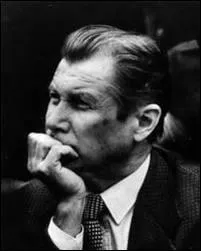 (1925- ... . ) On lui doit 9 symphonies, des comdies musicales dont  L'Amour est interdit  .