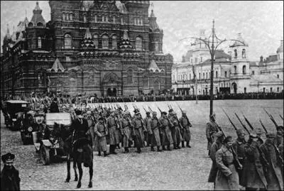 Paralllement, la Russie est en proie  un tat de rvolte violente. Cette rvolution, qui est intervenue en 1905, a connu son apoge lors du  Dimanche Rouge  o l'arme russe ouvrit le feu sur les manifestants pour rprimer la rvolte populaire. Selon les chiffres officiels, quel est le bilan de ce carnage ?