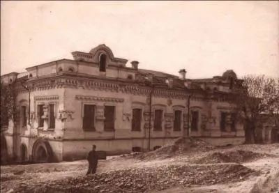 Nicolas II et toute sa famille resteront en exil pendant quelques mois. En avril 1918, ils sont conduits dans une maison dans la ville d'Ekaterinbourg. Comment se nomme la villa o est consigne toute la famille ?