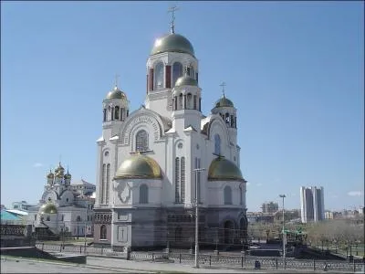 En 1977, quel homme politique russe ordonne la dmolition de la villa o furent excuts la famille impriale russe pour construire, en leur hommage, l'glise-Sur-Le-Sang-Vers ?