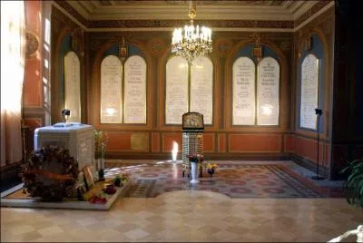 En 1998, Nicolas II et toute sa famille,  l'exception de sa fille Maria Nikolaevna Romanova et de son fils Alexis Nikolaevitch Romanov, sont enterrs  la cathdrale Pierre-et-Paul de Saint-Ptersbourg. En quelle anne sont-ils canoniss par l'glise orthodoxe de Russie ?