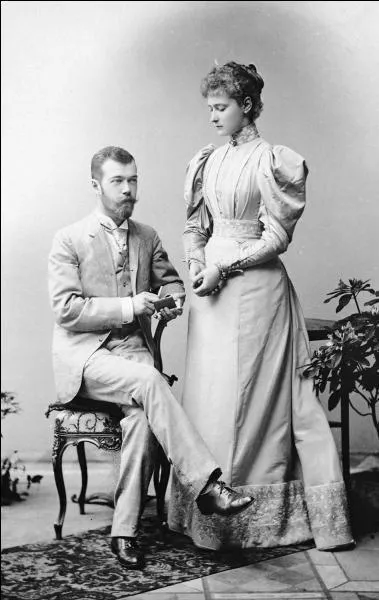Au dbut des annes 1890, alors que la sant de son pre, Alexandre III et tsar de Russie, se dtriore, Nicolas Romanov se fiance  une jeune femme d'une autre grande famille royale prnomme Alix de Hesse-Darmstadt. Dans quel pays est-elle ne ?