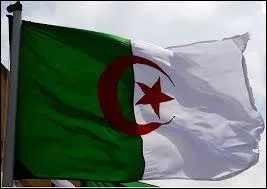 Que symbolise l'toile rouge sur le drapeau algrien ? 