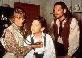 Sur cette image, comment s'appelle le petit garon et qui est son pre ?