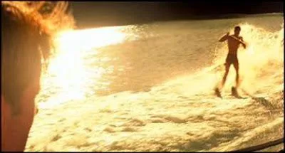 Quel protagoniste fait du ski nautique, accroch au patrouilleur qui remonte prestement le fleuve ?