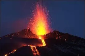 Prs de quelle ville sicilienne se situe l'Etna, le plus haut volcan d'Europe ?