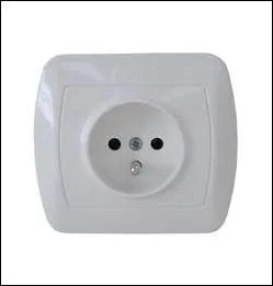 Une prise de courant comporte...