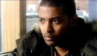 Qui joue Mickey Smith ?