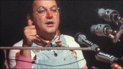 Comment Coluche surnomma-t-il le Saint-Bernard dans un de ses sketchs ?