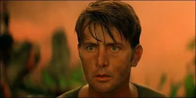 Qui offre de l'eau  Willard alors qu'il est retenu prisonnier dans le camp de Kurtz ?