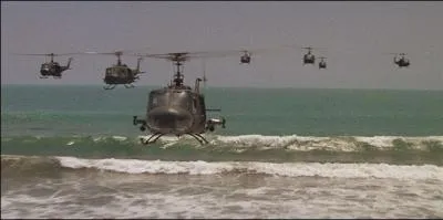 Quel militaire dirige le raid arien sur le village ?