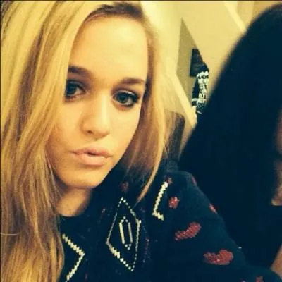 Comment s'appelle la sur de Louis Tomlinson ?