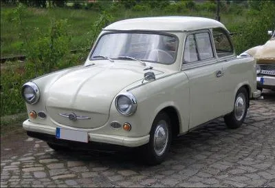 En 1956, et bien qu'quipe d'un moteur 2 temps, la fameuse Trabant P50 (satellite en allemand) n'avait pas  rougir face aux Citron 2CV, Renault 4CV ou Fiat 600 :