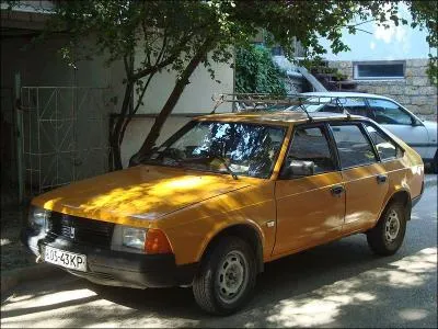 Ceci est une copie conforme de la Simca 1307, mais c'est une Moskvitch...