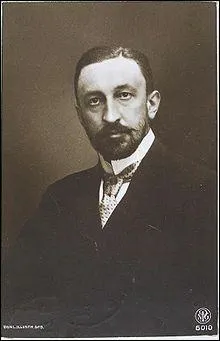 Retour dans le service de neurologie avec le signe de Brudzinski. Ce dernier se manifeste lors d'une mningite quand on effectue sur le patient une antflexion de la tte (on lui fait lever la tte quand il est allong). 
Que se passe-t-il ? (1 bonne rponse)