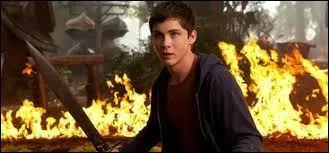 Quelle crature tente de tuer Annabeth mais est tue par Percy ?