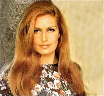 Avec qui Dalida interprtait-elle le titre  Paroles, paroles  sur le 45 tours sorti en 1973 ?
