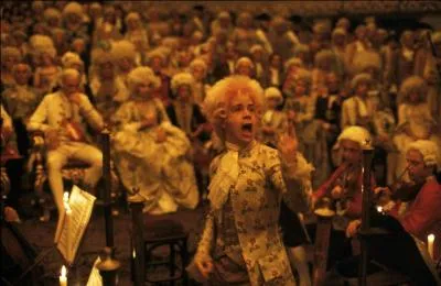 Film de Milos Forman s'ouvrant sur une scne dans laquelle on voit un vieil homme, Antonio Salieri, jadis musicien rput et compositeur  la Cour de Vienne, demandant pardon  celui qui, par son gnie, son audace, son impertinence, a mis fin  ses plus grandes ambitions musicales. En lien, entre autres merveilles : Concerto pour piano n 20 du gnie en question.