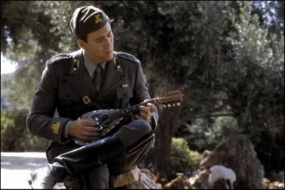 Film de John Madden se droulant pendant la Seconde guerre mondiale. Un capitaine dirige une garnison italienne qui a pris position dans l'le grecque de Cphalonie. Il tombe amoureux de la fille du mdecin chez qui il rside. Il en vient alors  remettre en question les raisons de son engagement. En lien : La donna  mobile (Rigoletto) de Verdi.