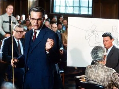 Film d'Oliver Stone voquant l'assassinat de John Fitzgerald Kennedy. Le rapport Warren y est remis en cause  la faveur de la thse d'un complot dfendue par un procureur. En lien : Concerto pour cor n 2 en mi bmol majeur de Mozart.