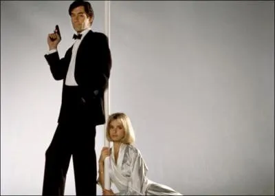 Film de John Glen dans lequel on suit les aventures d'un nouveau James Bond sous les traits de Timothy Dalton. Celui-ci est charg d'organiser la fuite d'un important personnage du KGB. En lien : Symphonie n40 en sol mineur de Mozart.