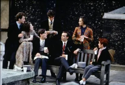 Film de Mike Newell aux dialogues truculents et aux scnes dsopilantes. On y suit les aventures d'un clibataire endurci, attach  son groupe d'amis, qui observe avec ironie les couples se former, s'pouser et lever des enfants sans que cela l'incite  en faire autant. Jusqu'au jour o il rencontre une ravissante amricaine lors d'un mariage pour lequel il est tmoin. En lien : Arrive de la reine de Saba (Salomon) de Haendel.