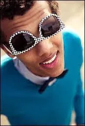 Quel est le premier pseudonyme de l'artiste ?