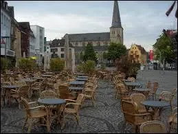 Je me repose assis  une terrasse de Mnchengladbach. Je me trouve donc ...