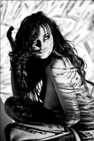 Qui chantait   Quand elle s'en va dans la douleur avec ses cheveux dans les yeux  ?