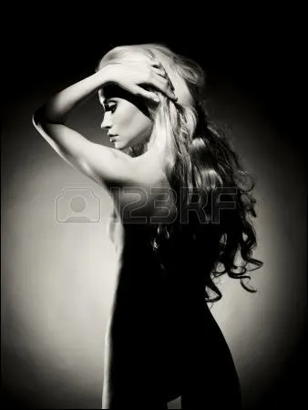 Qui chantait  Elle arrange ses cheveux, j'ai le coeur juste au bord des yeux et sans la regarder je sens la chaleur d'un autre langage, les yeux rivs sur les tages ...   ?