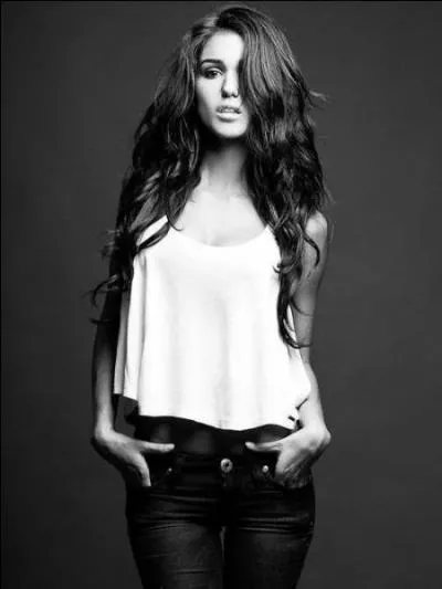 Qui chantait   J'avais les cheveux dans les yeux mais c'est ainsi qu'il m'avait prise, je crois bien qu'il m'aimait un peu   ?