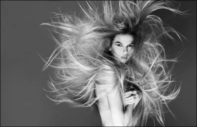 Qui chantait  Si tu m'aimes, si tu m'aimes, donne moi, donne moi, une petite mche de tes cheveux   ?