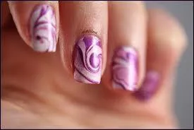Comment s'appelle la technique Nail Art consistant  tremper des gouttes de vernis dans l'eau, construire un motif, puis y tremper son doigt aprs ?