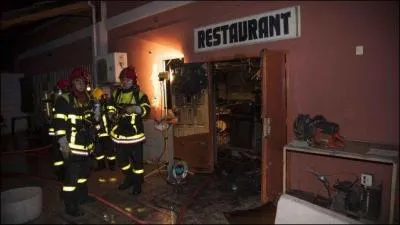 Encore une loi de Chicago. Qu(est-il interdit de faire dans une maison en feu, on en reste baba (au rhum, bien sr) ?