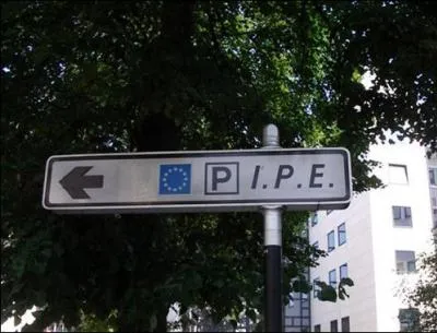 C'est une fort clbre de France, d'aprs Popeck, quand on met un coup de pied dans un buisson, il vous le rend !